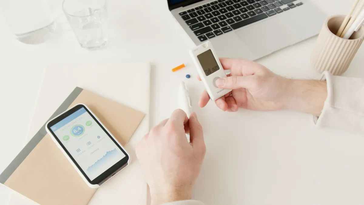 Uma pessoa consulta análises no celular, o tipo de número estimado que a métrica de contas que interagiram produz.