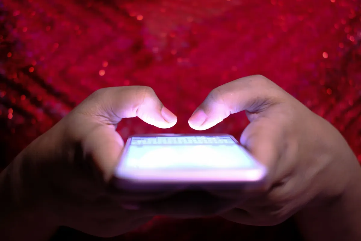 Ein Paar Hände tippt eine Bildunterschrift auf einem Smartphone, passend zu den direkten Handlungsaufforderungen in diesem Abschnitt.