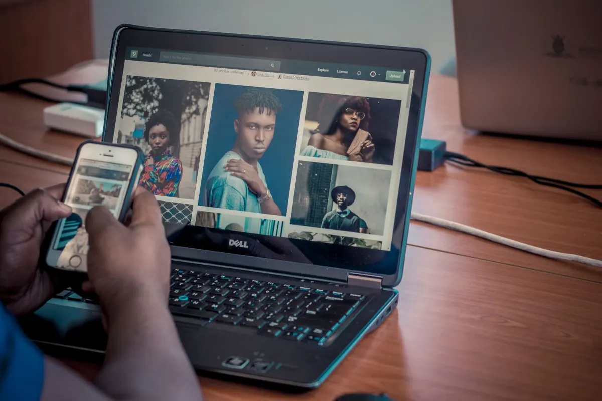 Eine Person scrollt auf einem Laptop-Bildschirm durch Fotos, passend zum Durchsuchen einer Medienbibliothek in diesem Abschnitt.