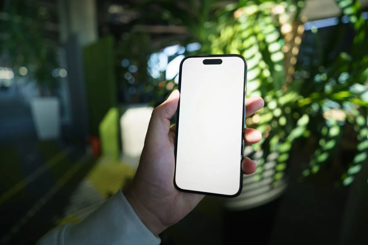 Eine Person prüft eine Beitragsvorschau auf dem Smartphone vor der Veröffentlichung.