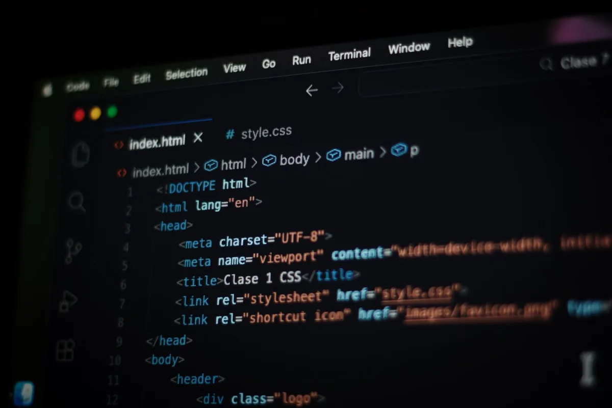 Código fuente en la pantalla oscura de un editor, donde realmente se escribe una integración de API de programación
