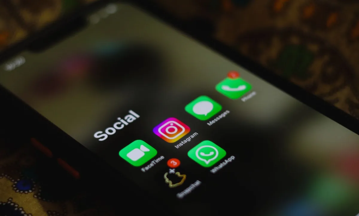 Iconos de apps de redes sociales en la pantalla de un teléfono, las cuentas en las que un agente termina publicando