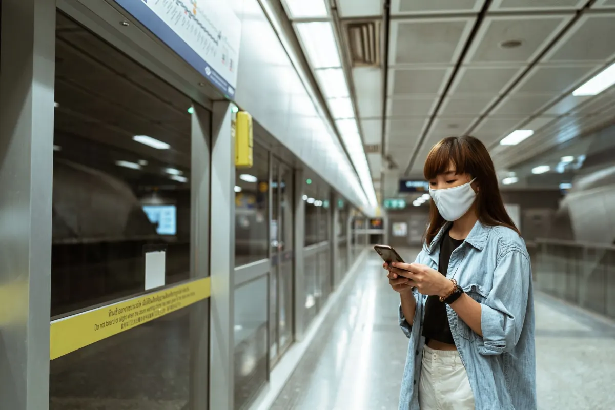 Une femme consulte son téléphone pendant son trajet du matin, le créneau qui stimule l'engagement précoce sur une publication récente.