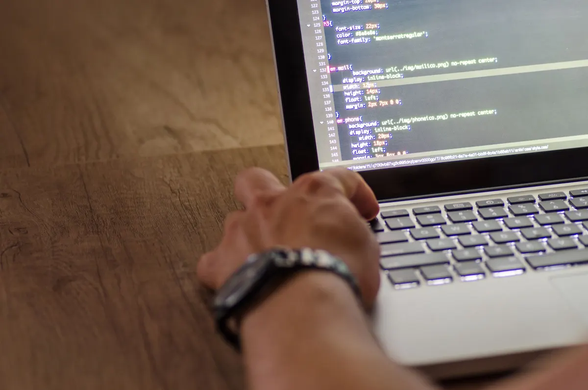 Um desenvolvedor programando em um laptop, o tipo de trabalho por trás de assinar o firehose e filtrar publicações para um feed.