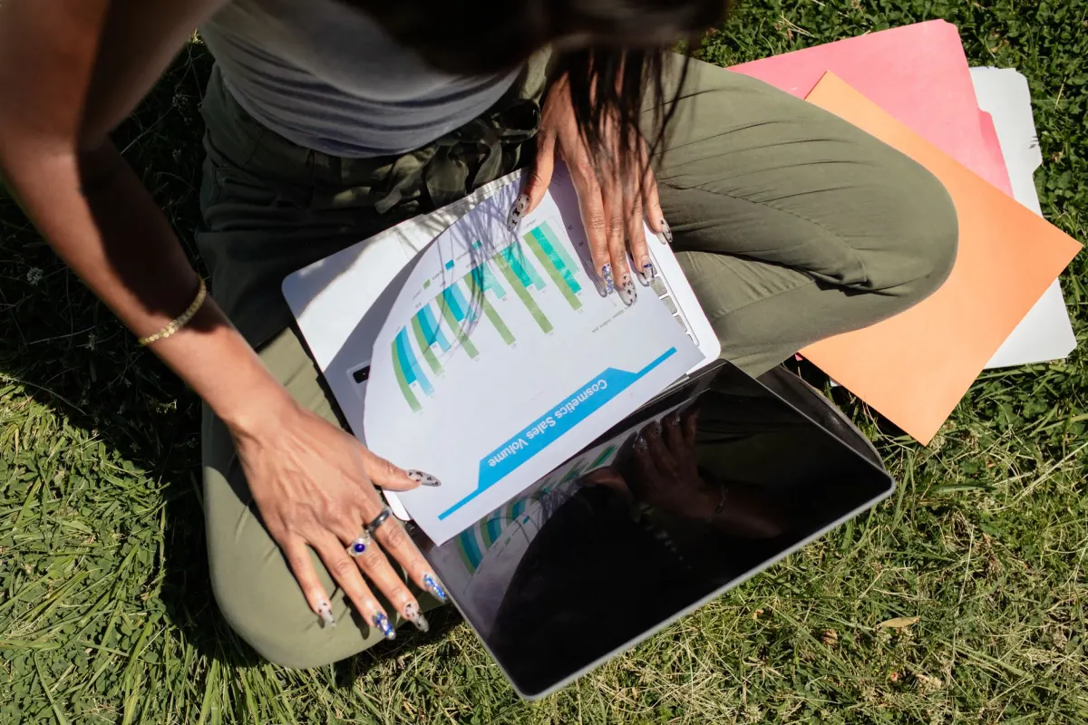 Une personne consulte des graphiques de ventes sur un ordinateur portable pour déterminer quelles publications ont généré du revenu.