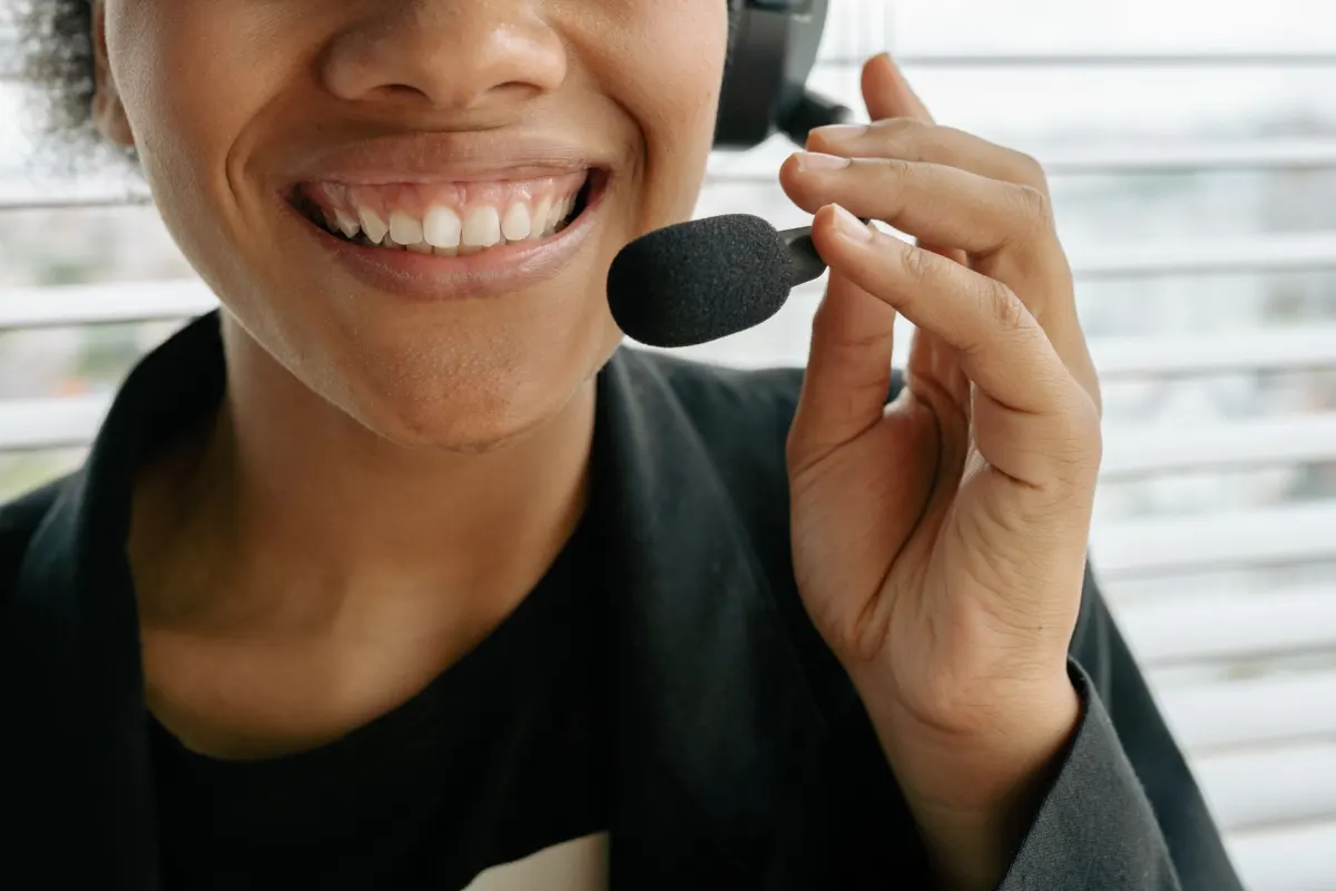 Eine Kundendienst-Mitarbeiterin mit Headset am Schreibtisch, neben dem Abschnitt zur Servicedifferenzierung.
