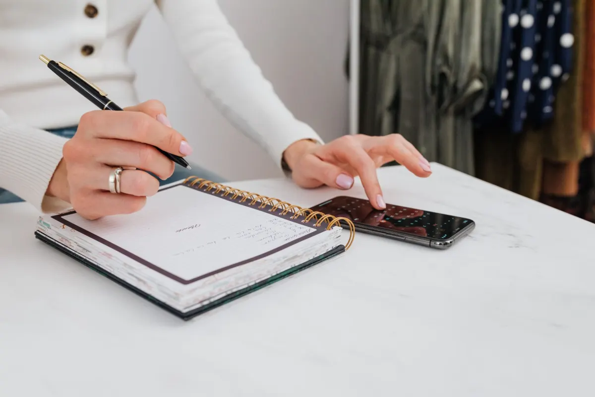 Eine Person plant Social-Media-Beitraege ueber ein Smartphone, was den mobilen Workflow von Buffer widerspiegelt.