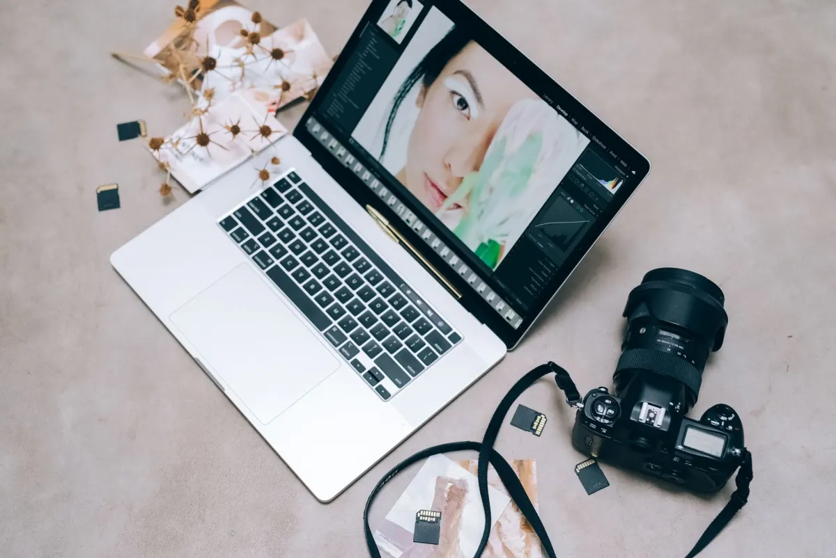 Un designer organise une séquence d'images sur l'écran d'un ordinateur portable, l'étape où les diapositives du carrousel prennent leur apparence cohérente.