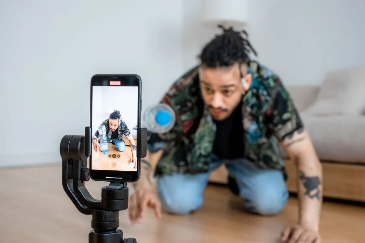 Une personne filme un produit en gros plan avec son smartphone pour une séquence de lancement en plusieurs publications.
