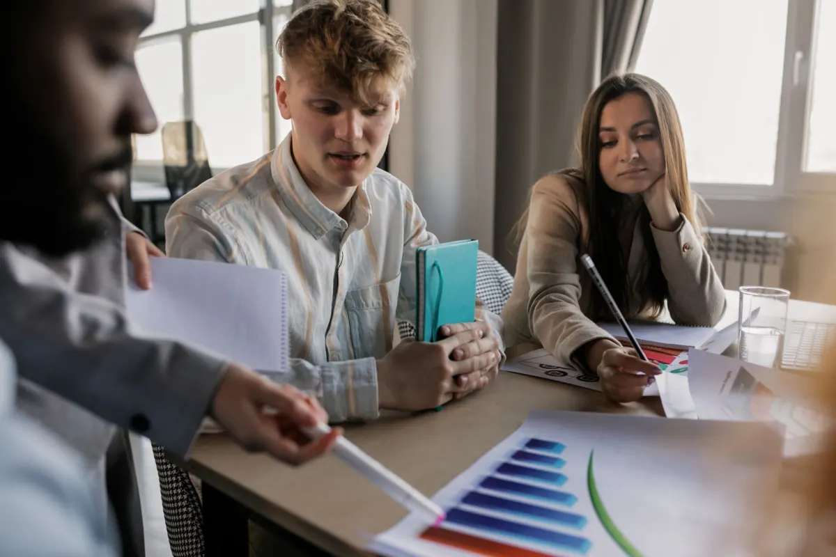 Une équipe marketing examine ensemble les performances d'une campagne publicitaire sur un ordinateur portable.
