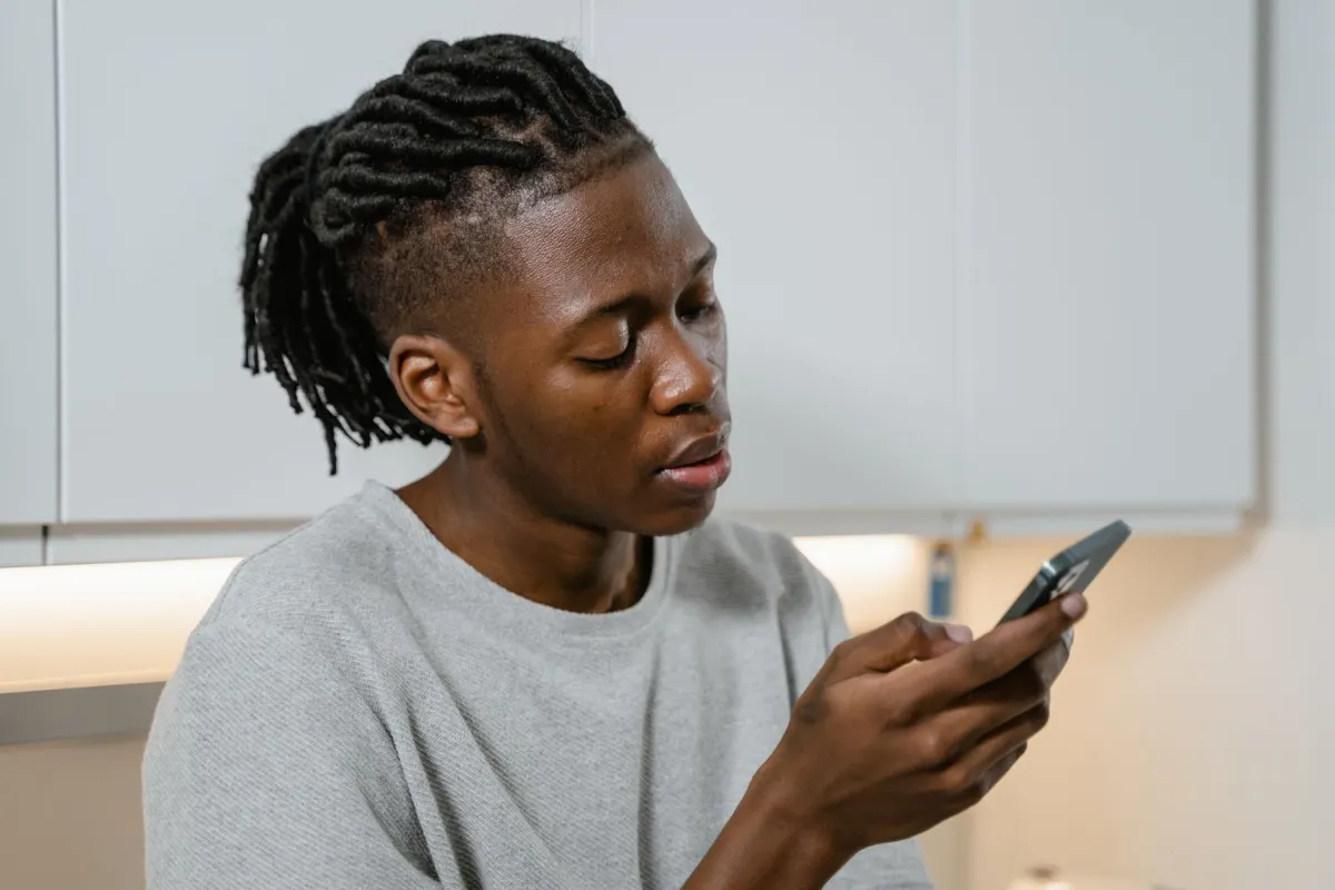 Une personne vérifie les paramètres de son téléphone avant de connecter ses comptes professionnels.