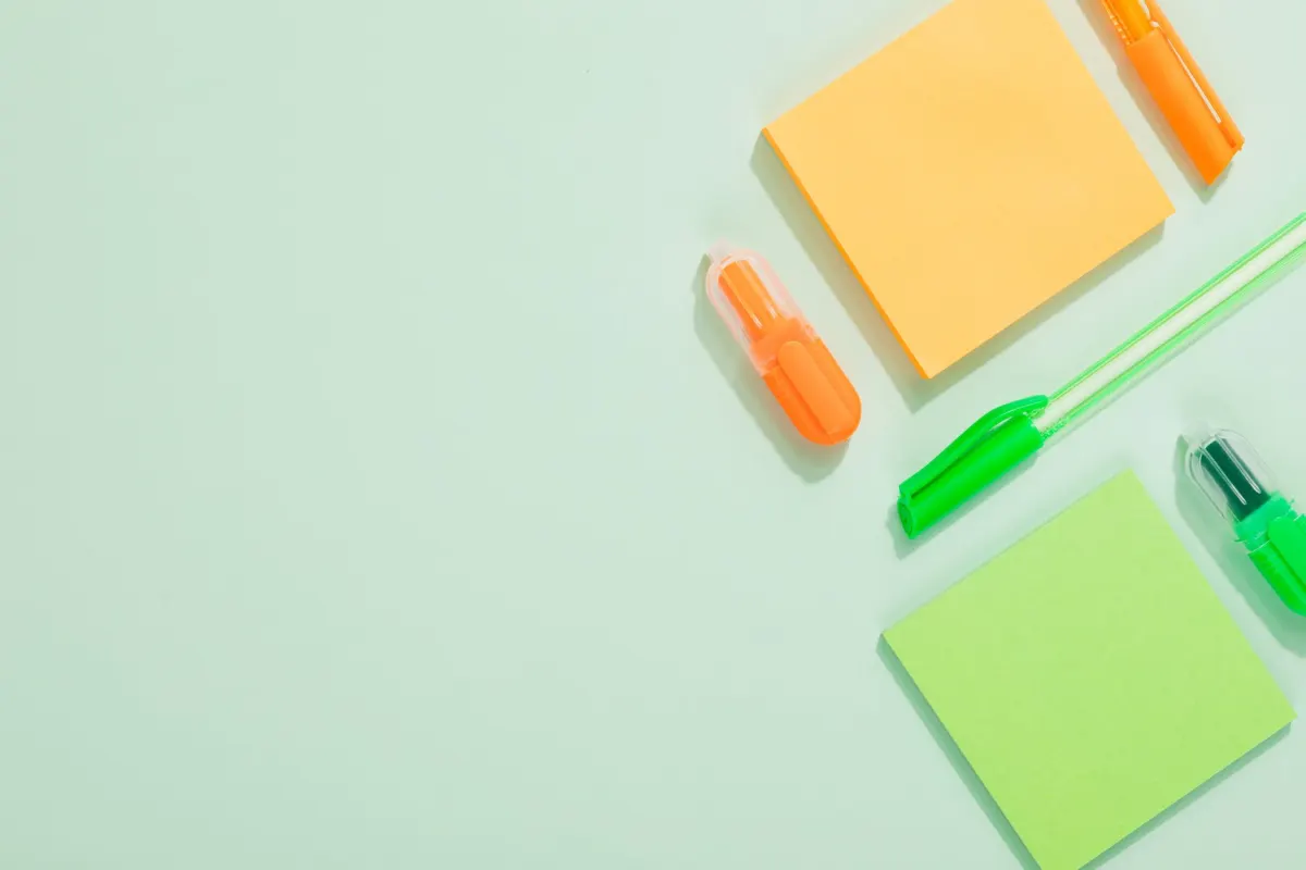 Notas adhesivas codificadas por color en una agenda de escritorio muestran cómo organizar categorías de un vistazo.