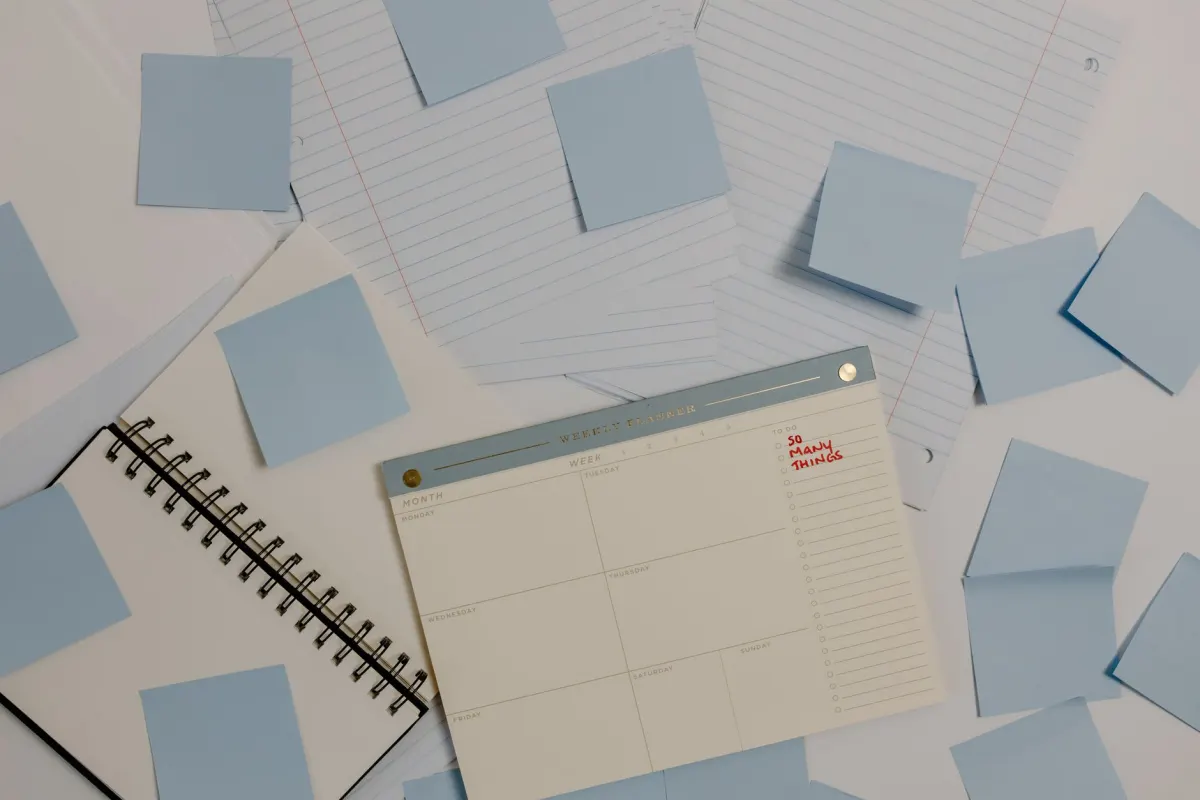 Un calendario de escritorio cubierto de notas adhesivas muestra cómo los equipos organizan un calendario de publicación.
