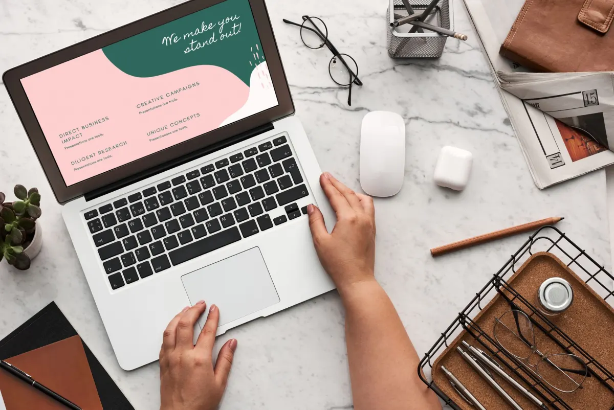Une marketeuse configure une campagne publicitaire ciblée sur un ordinateur portable, comme lors de la création des dark posts dans Ads Manager.