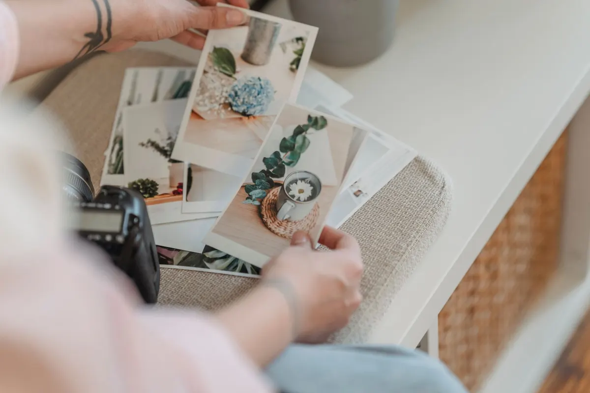 Un photographe consulte des clichés sur un appareil photo, un rappel que la plupart des images en ligne appartiennent à un créateur qui travaille.