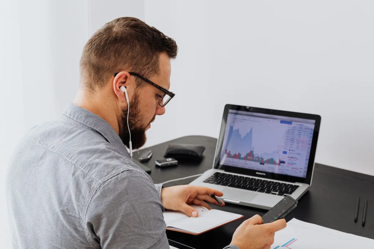 Ein Analyst liest ein Daten-Dashboard auf einem Laptop, die Art von Impressions-Handlungs-Vergleich, der eine fehlende Dwell-Time-Zahl ersetzt.