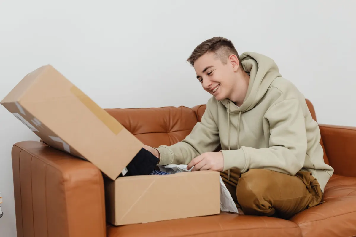 Ein Kunde reagiert auf ein Paket, genau die unerwartete Reaktion, die aus einer bezahlten Anzeige eine geteilte Empfehlung macht.