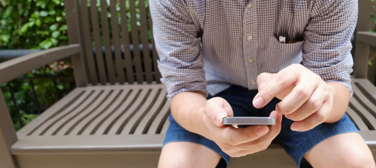 Una persona desplaza mensajes en un smartphone, en línea con los consejos para gestionar conversaciones de Instagram.
