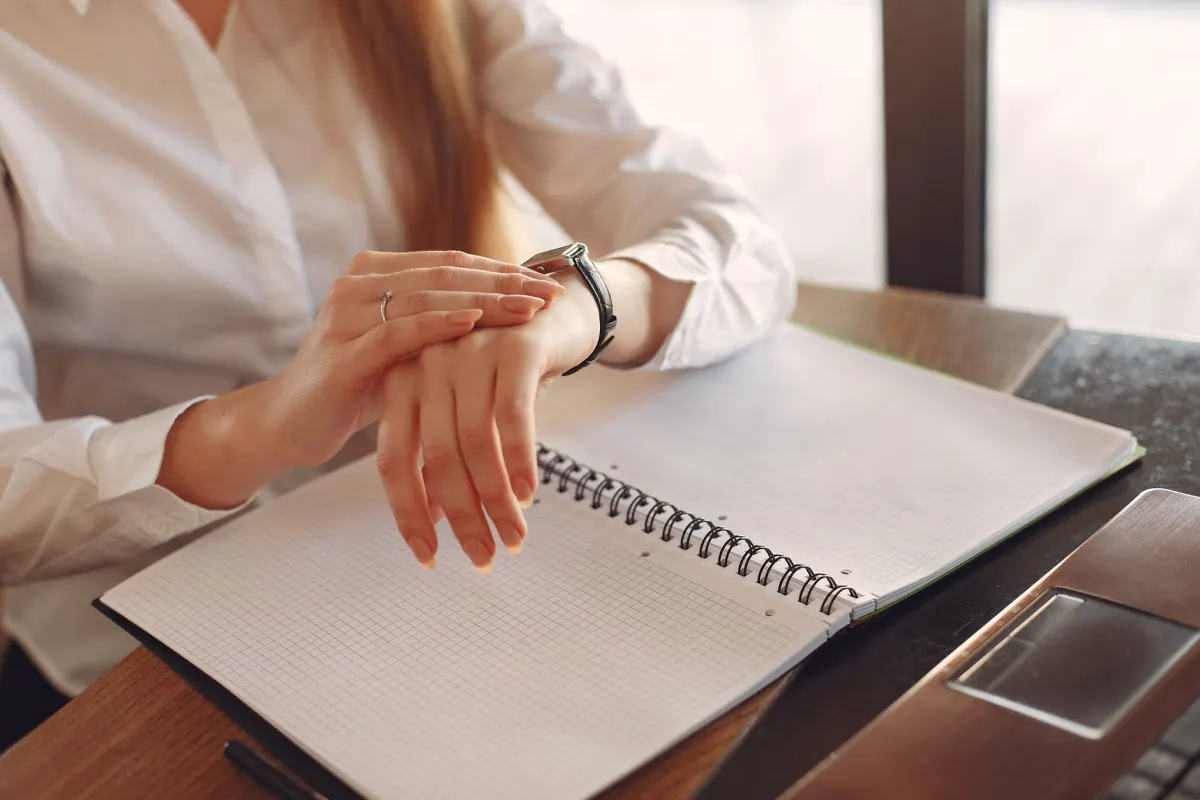 Uma pessoa revisa um relatório de status semanal em sua mesa, relacionado ao uso de EOW em resumos.