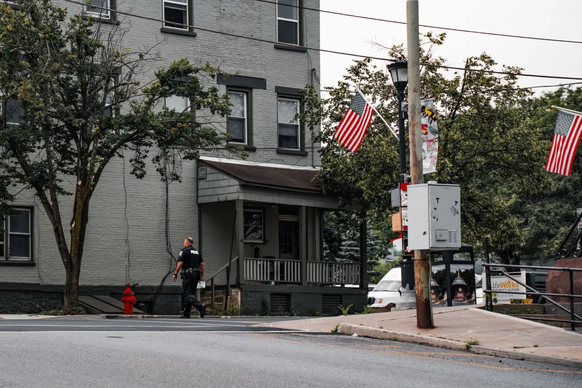 Uma bandeira dobrada em um memorial policial reflete o significado solene de EOW como 'fim do turno'.
