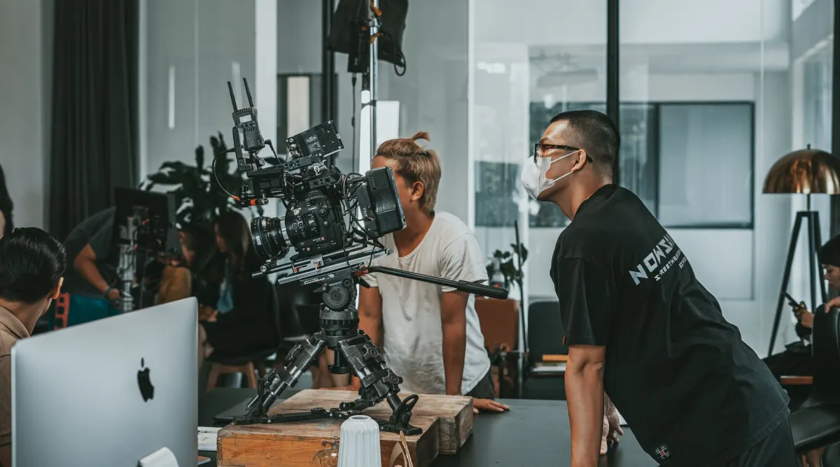 Un pequeño equipo graba un video casual en la oficina, el tipo de momento espontáneo ideal para Stories detrás de cámaras.