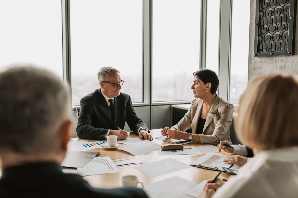 Ein Marketingteam trifft sich, um Markenpartnerschaften zu planen und Creator-Kooperationen zu besprechen.