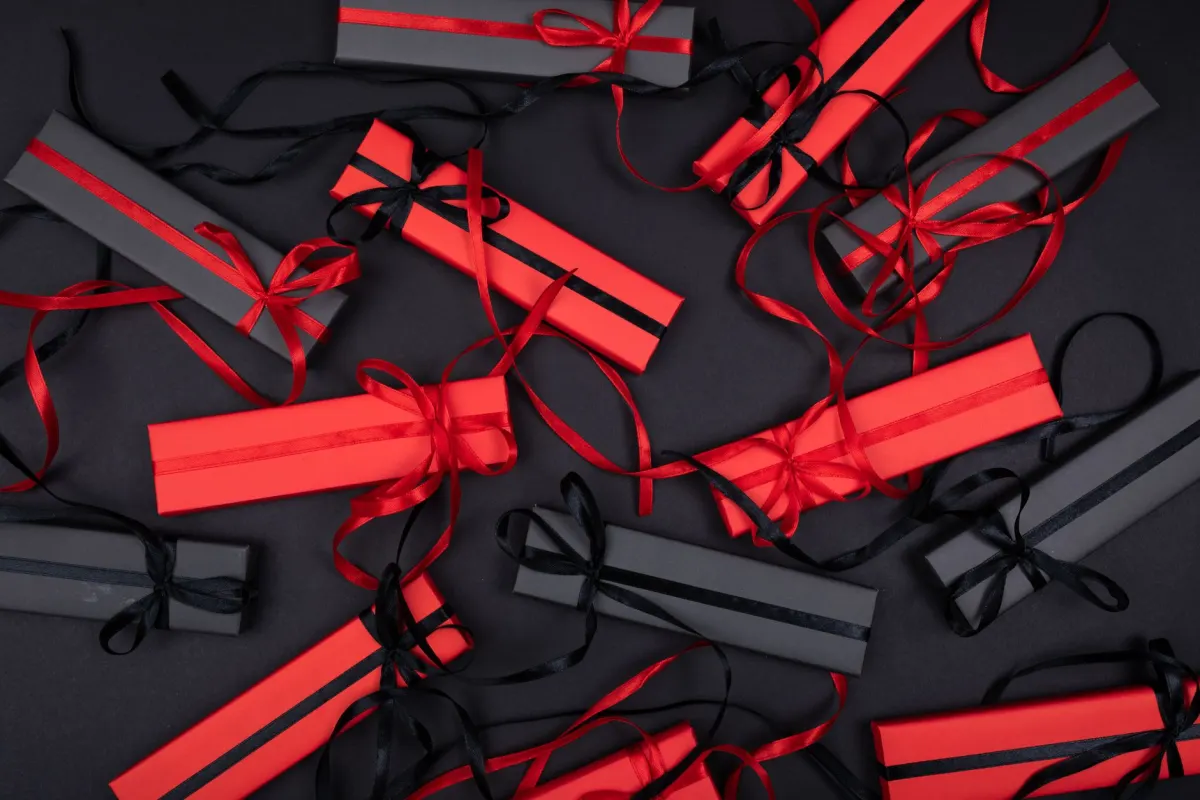 Ein mit Schleife verpacktes Geschenk, das an die Valentinstag-Angebote und den Countdown-Content erinnert, auf den dieser Kampagnenzeitplan hinarbeitet.