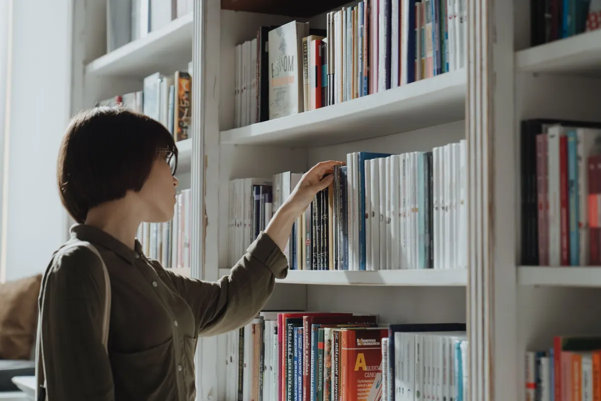 Eine Kundin stöbert in den Regalen einer Buchhandlung, was die konkrete Unterstützung für Black-owned Businesses widerspiegelt, die dieser Abschnitt fördert.