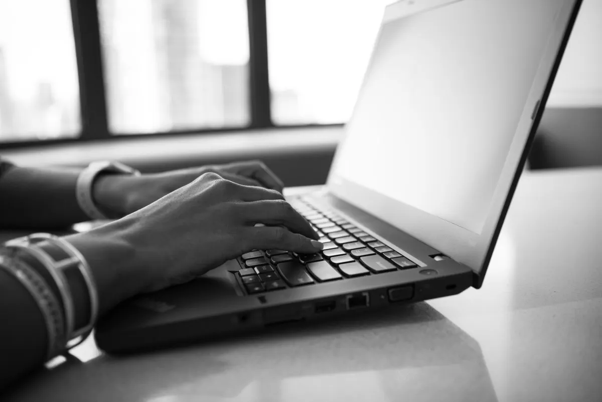 Eine Person macht am Laptop einen Screenshot, die Art von klarem, unbearbeitetem Bild, das als Beweismittel gebraucht wird.