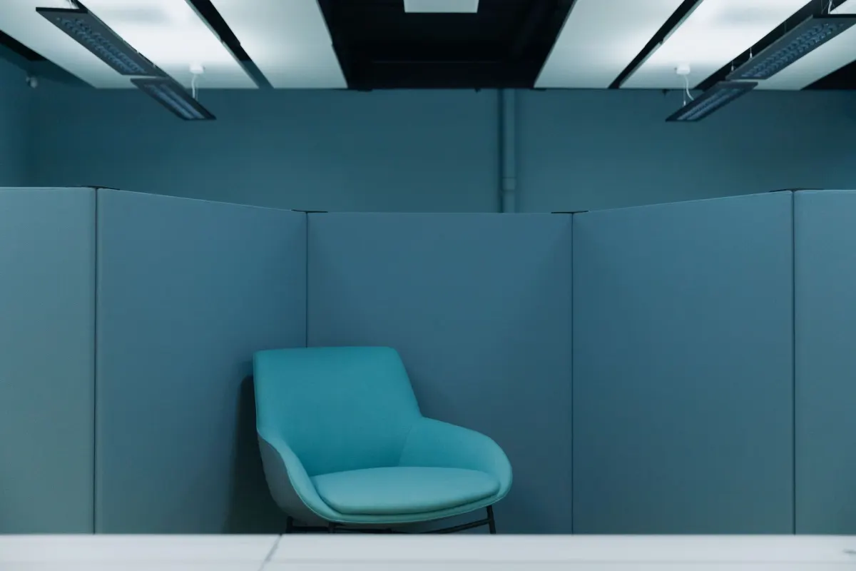 Ein ruhiges, leeres Therapiebüro mit sanftem Licht, wie es Kliniken für Praxis-Einblicke ohne sichtbare Patienten teilen.