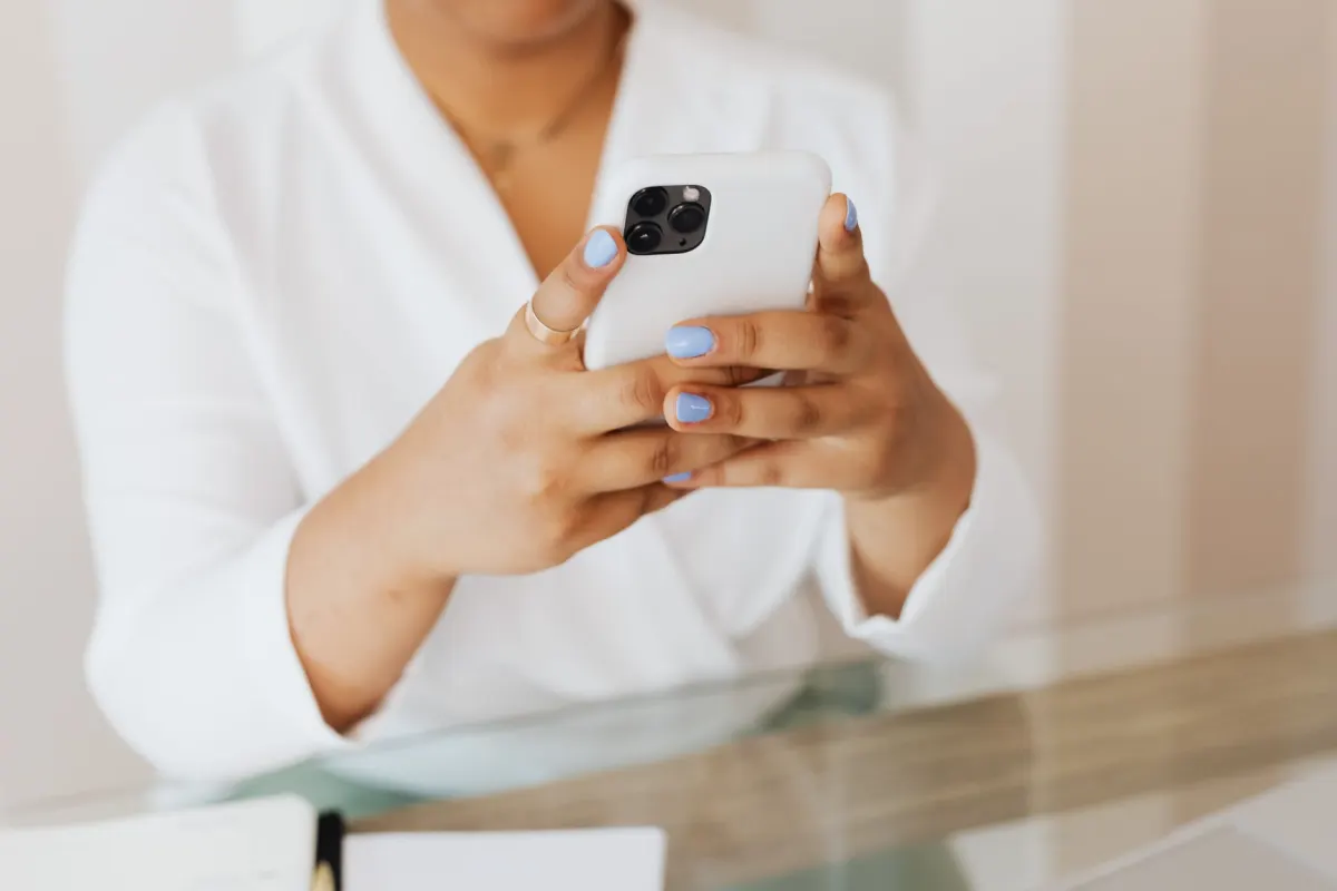Eine Person tippt auf einem Smartphone, was den manuellen Workflow bei privaten Konten zeigt.