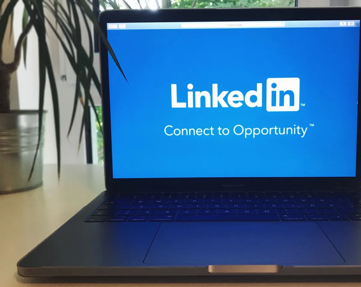 Eine Fachkraft arbeitet an einem Laptop in einem Büro, die Art von konzentrierter Session, mit der Berater LinkedIn als ihre primäre Plattform aufbauen.