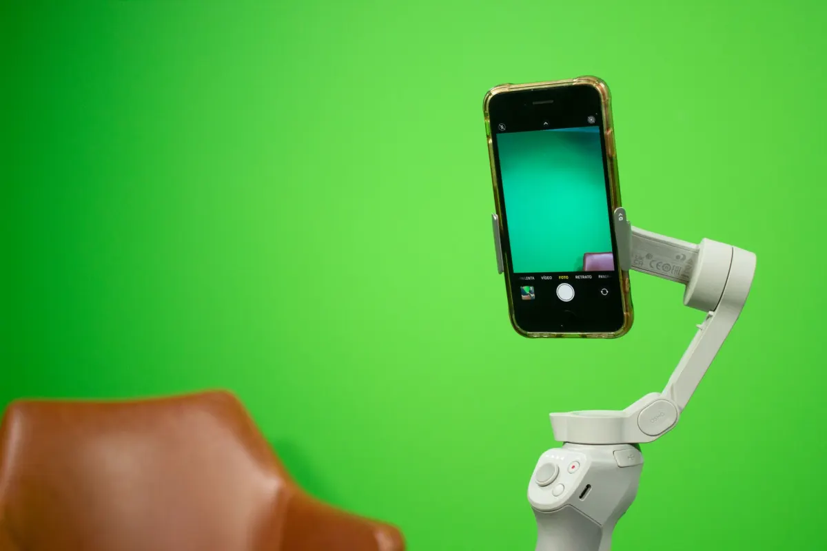 Eine Content-Erstellerin filmt ein vertikales Video mit einem auf einem Stativ montierten Smartphone, wie es in diesem Abschnitt beschrieben wird.