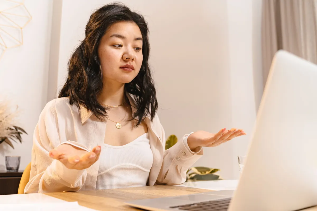 Une personne regarde un écran d'ordinateur portable avec une expression perplexe, illustrant les problèmes de connexion et de permissions qui bloquent la publication automatisée.