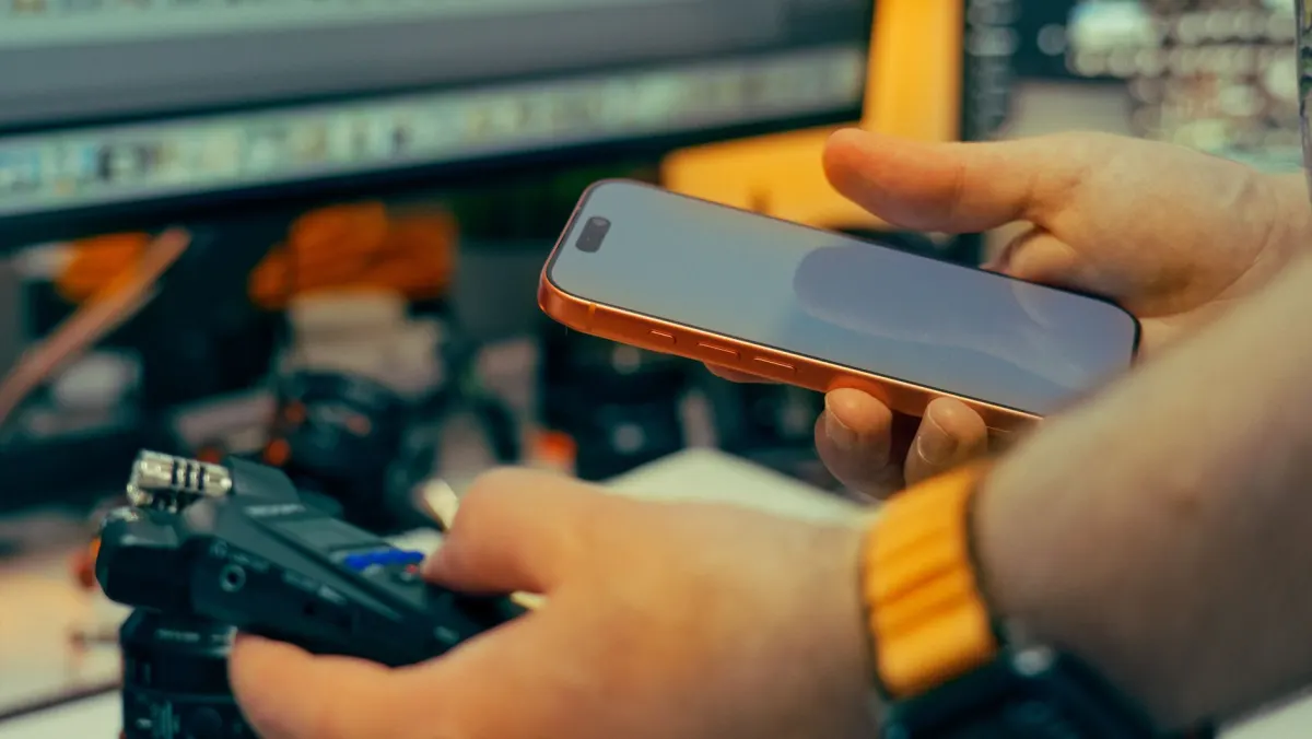 Eine Hand hält ein Smartphone während einer Bildschirmaufnahme, die Methode, um eine Instagram-Story vor dem Verschwinden zu sichern.