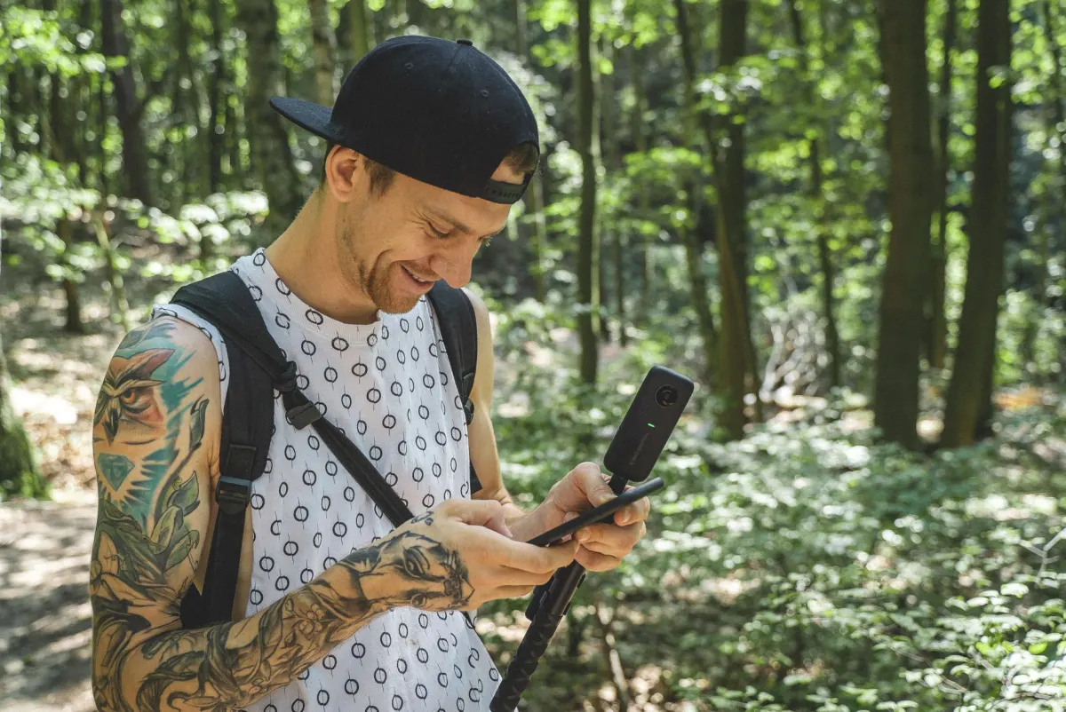 Eine Person filmt ihr Outdoor-Abenteuer mit dem Handy und erfasst die Art von nutzergenerierten Inhalten, mit denen Marken ihre Community aufbauen.