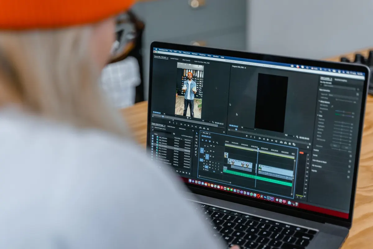 Eine Person schneidet einen Videoclip auf einer Laptop-Timeline, zur Veranschaulichung des in dieser Methode beschriebenen Bearbeitungsprozesses.