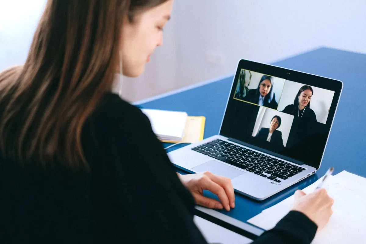 Zwei Personen führen ein Vorstellungsgespräch per Videoanruf am Laptop, passend zum hier beschriebenen Erstgespräch.