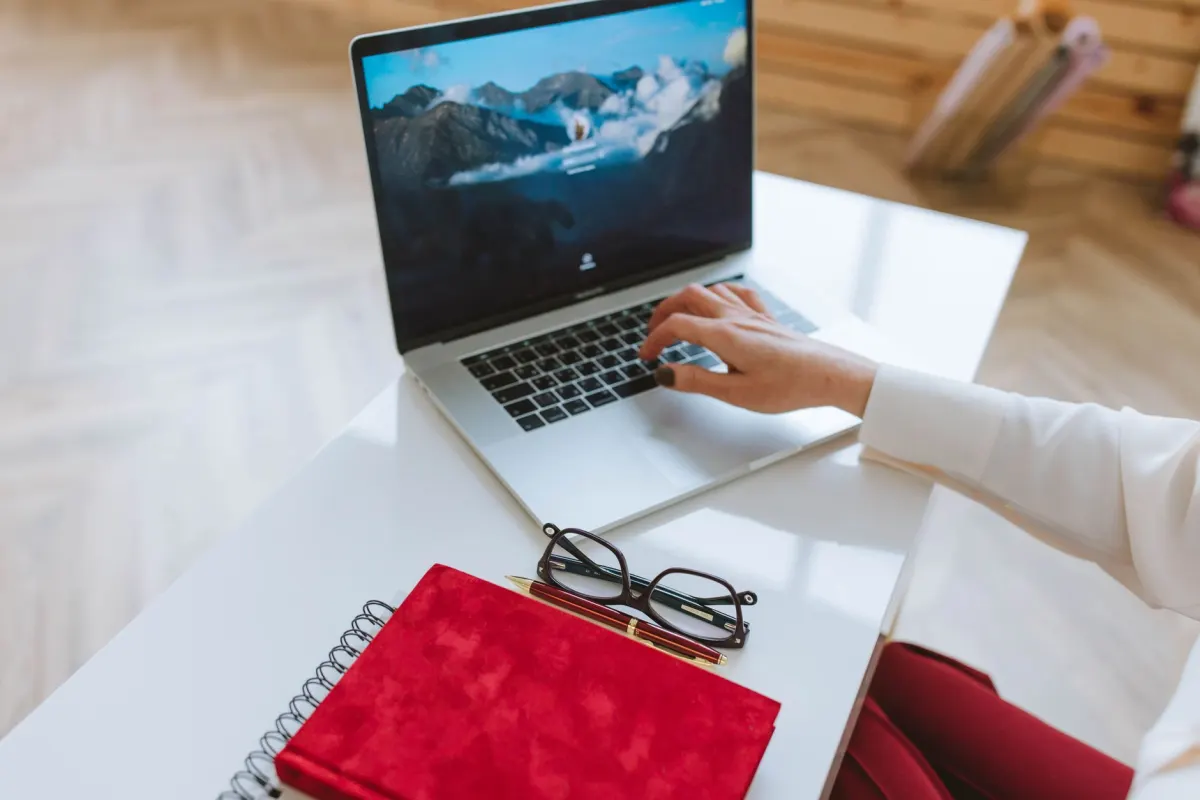 Une personne écrit dans un agenda à côté d'un ordinateur portable, près d'une section sur le batching et la programmation.