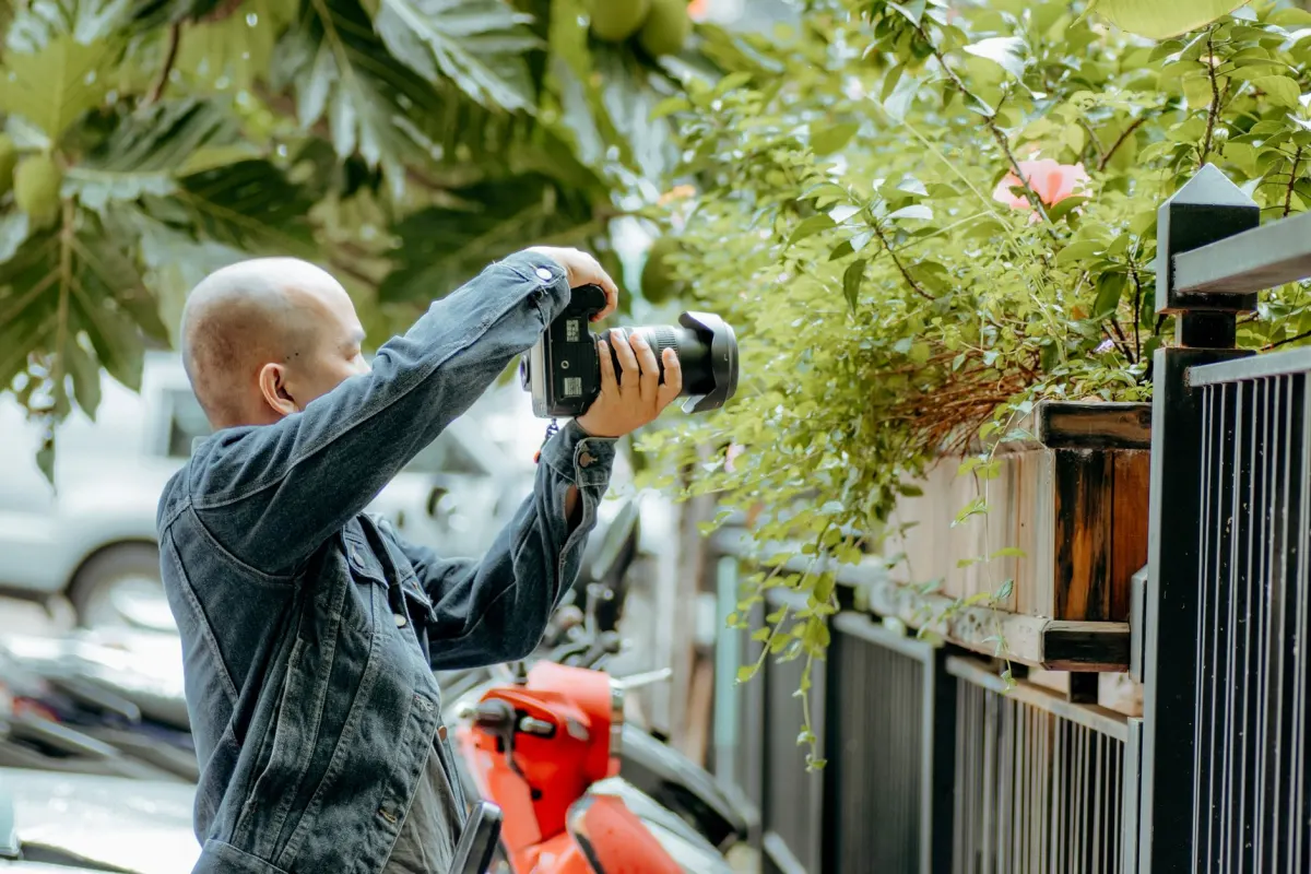 Ein Fotograf fotografiert eine leuchtend bunte Szene, passend zum Rat dieses Schritts, mit kräftigen Bildern den Scroll zu stoppen.