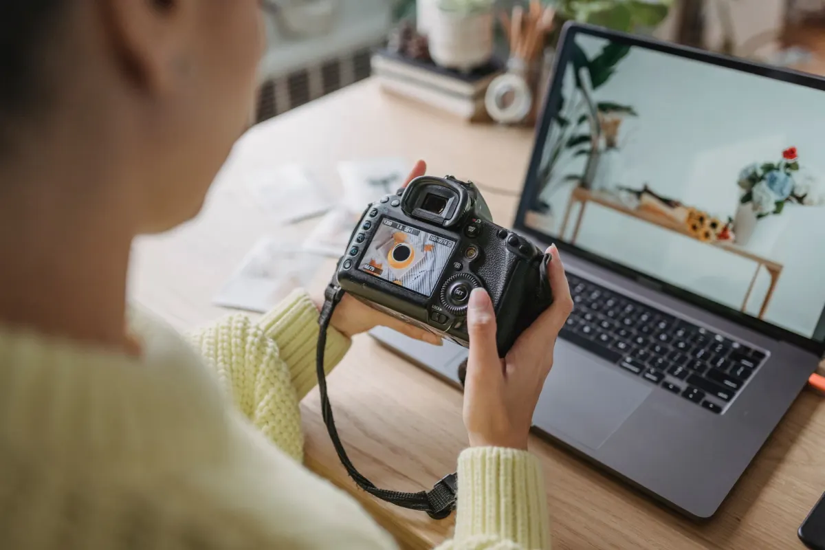 Eine Person sichtet Fotos auf einem Laptop-Bildschirm, passend zu den Tipps zur Auswahl des richtigen Contents zum Pinnen.
