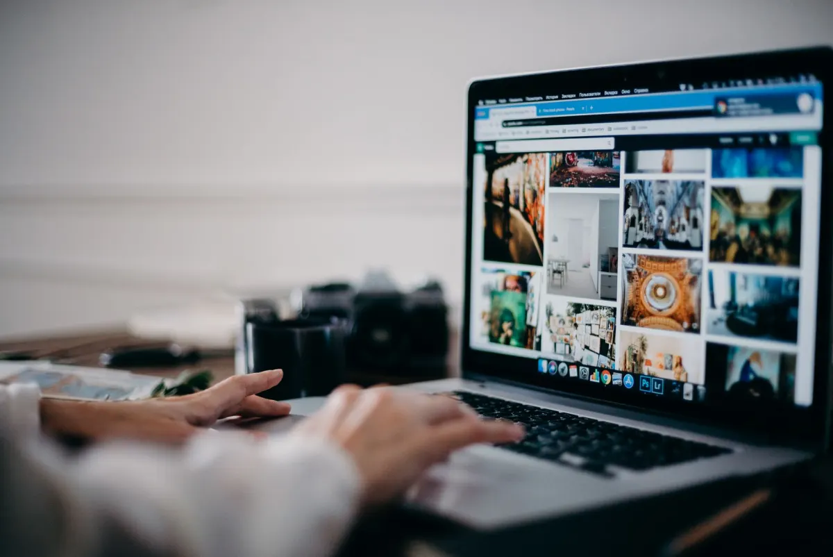 Ein Laptop zeigt einen hochladenden Videoclip, passend zum Desktop-Weg für längere Instagram-Live-Übertragungen.