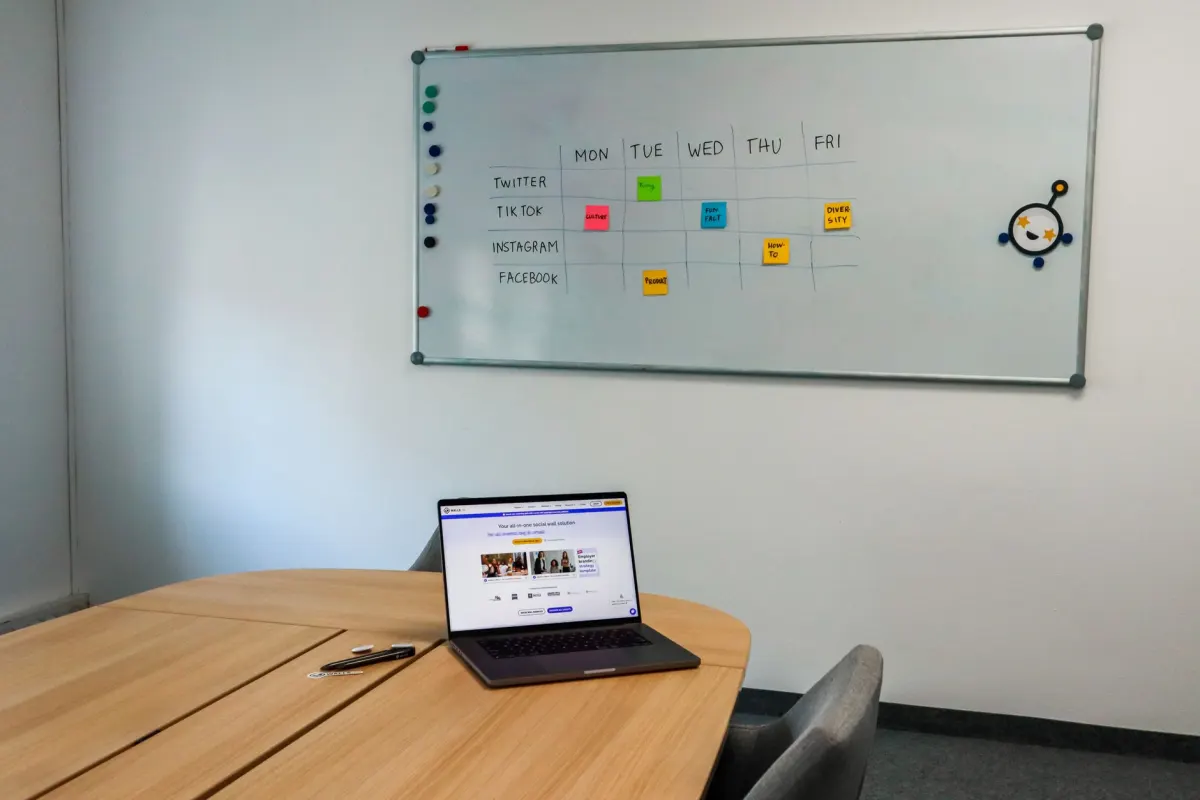 Eine Social-Media-Managerin sieht sich einen Content-Kalender am Laptop an, so wie es bei der Planung von Reels vor der Veröffentlichung nötig ist.