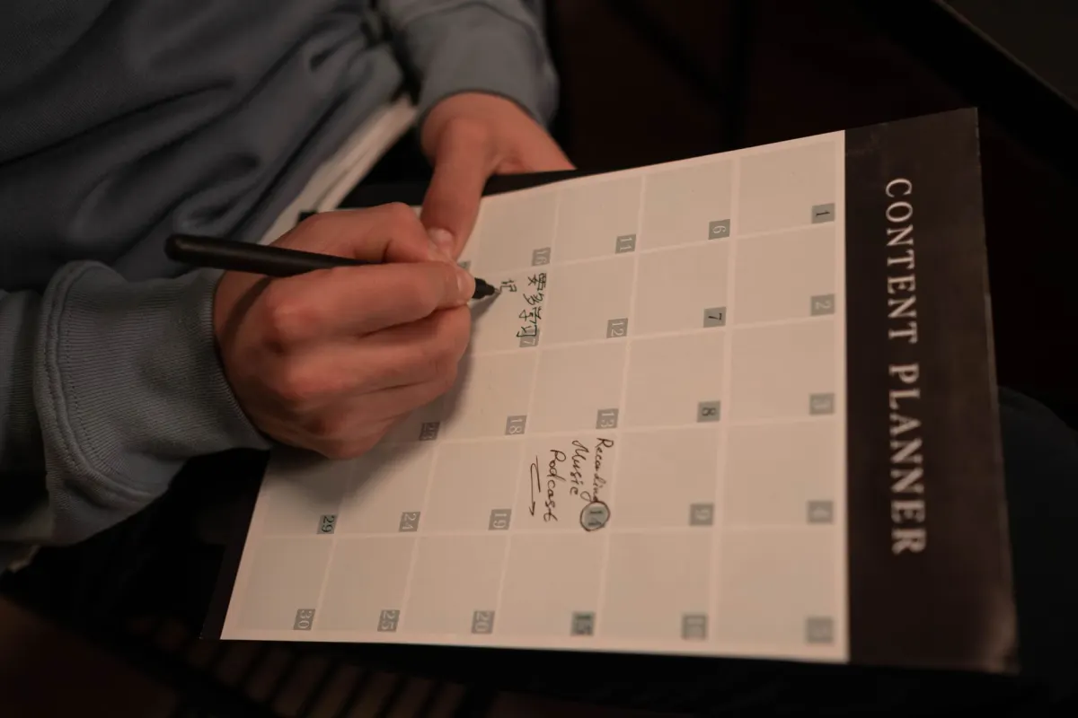 Kollegen planen gemeinsam einen Content-Kalender, passend zur Massenplanung, die hier beschrieben wird.