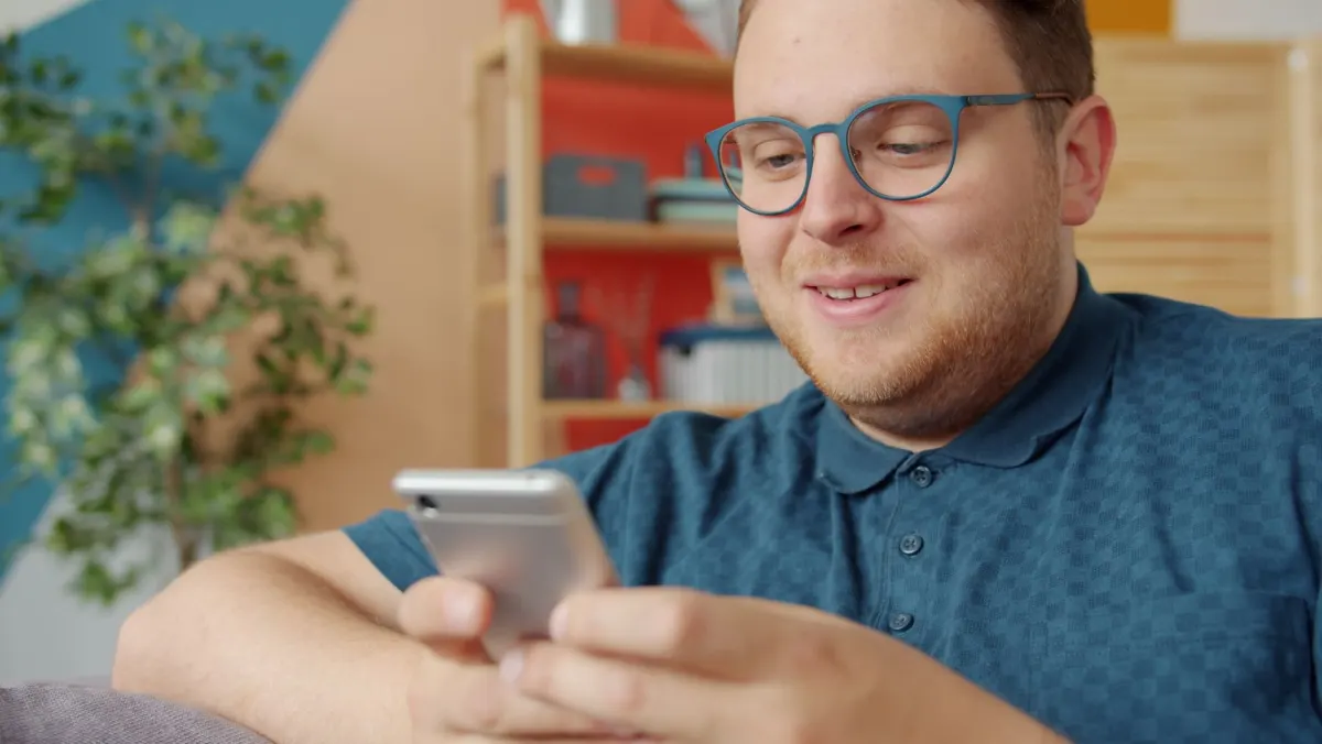 Jemand scrollt auf dem Smartphone durch Instagram Stories, wie es die Zahlen in diesem Abschnitt beschreiben.