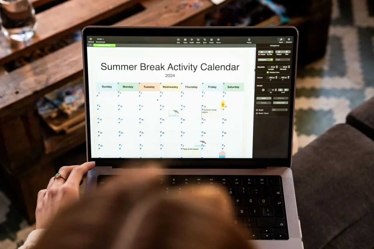 Eine Person plant Inhalte am Laptop mit einem geöffneten Kalender daneben, die Art von Vorbereitung, die diese Anleitung vor dem Planen einer Story beschreibt.