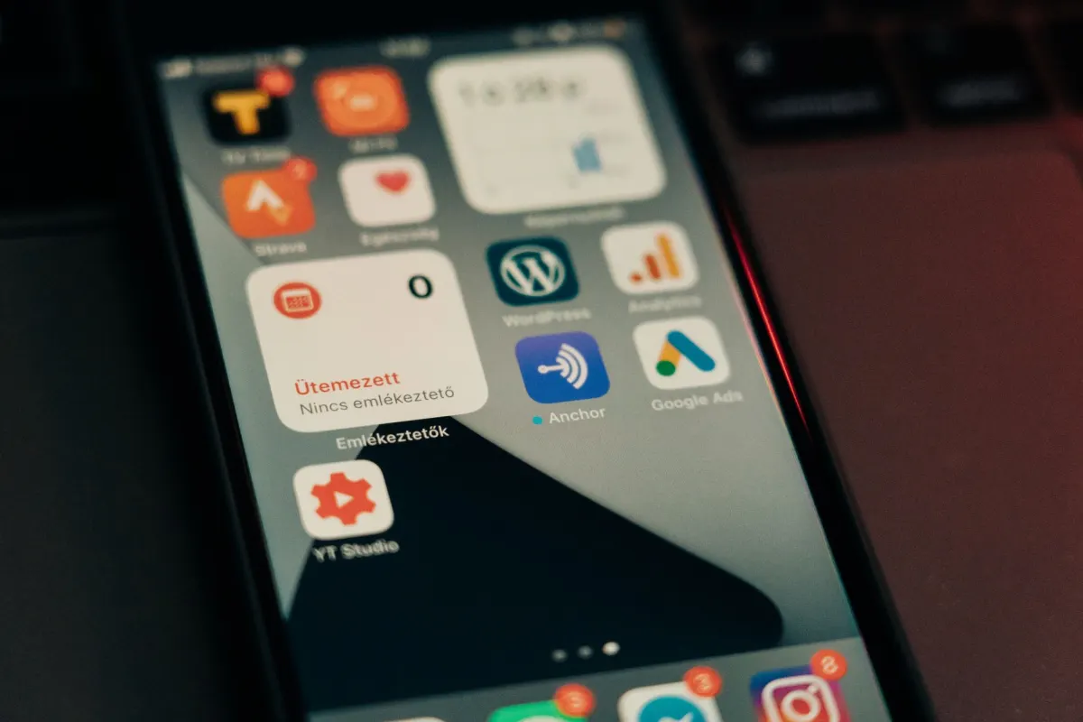 Gros plan d'un téléphone affichant des notifications, en lien avec la vérification de l'historique des notifications pour retrouver un tweet supprimé.