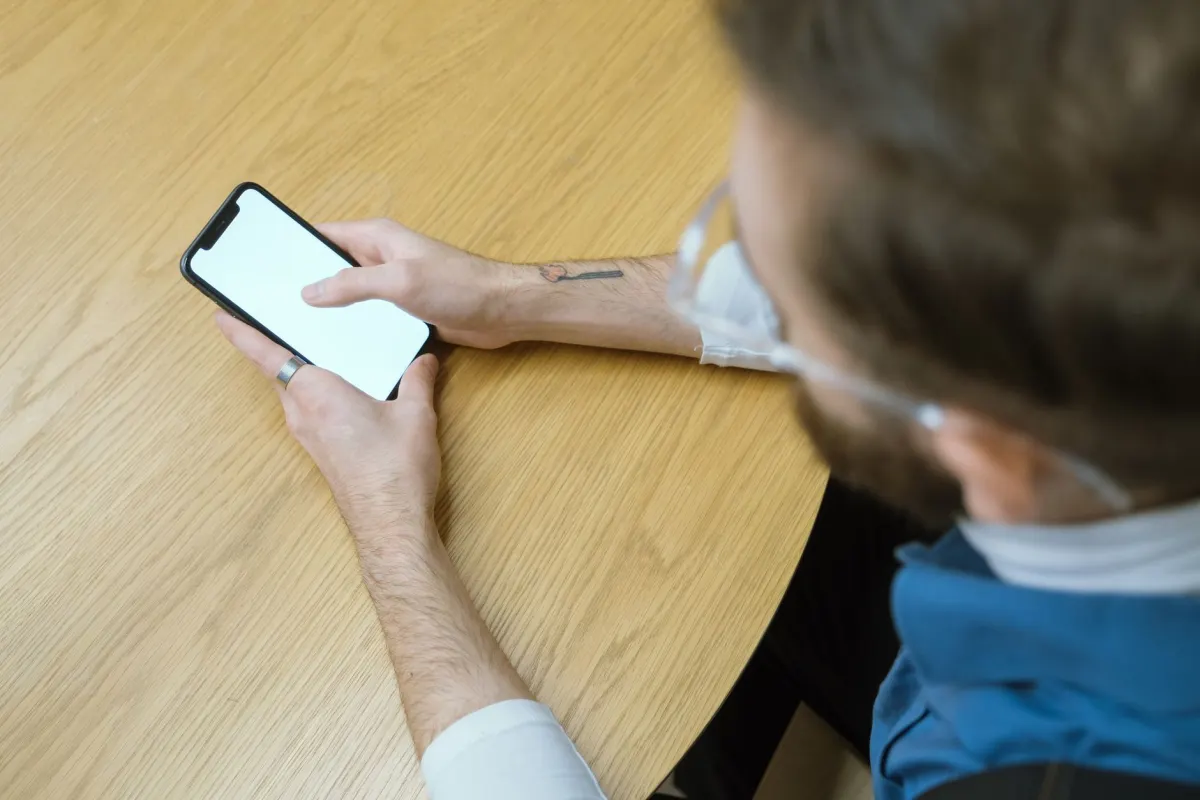Une personne fait défiler son téléphone et consulte le dossier Brouillons de l'application TikTok à la recherche de publications qui n'ont pas réussi à se publier.