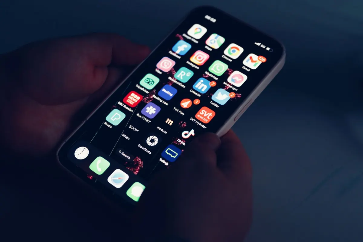 Eine Hand hält ein Smartphone mit einem Strom von Benachrichtigungen, der die Flut an Kommentaren und Antworten in den ersten Stunden nach der Veröffentlichung widerspiegelt.