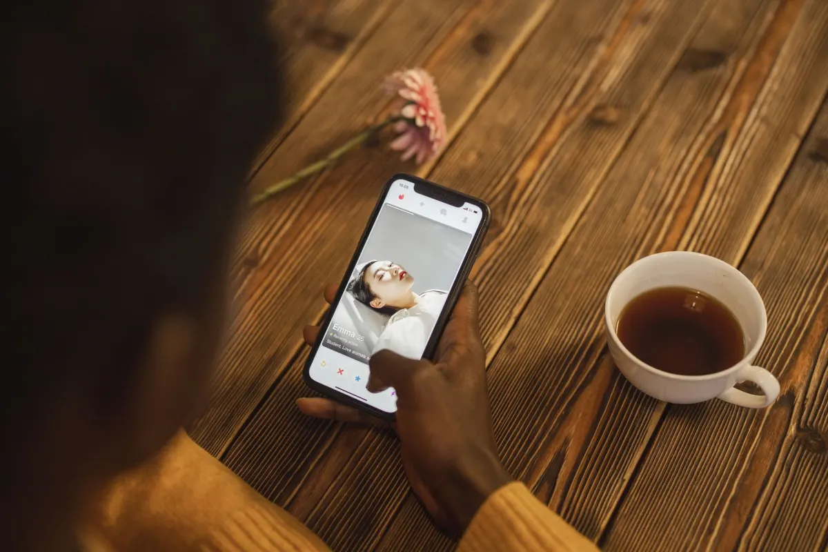 Jemand scrollt abends auf dem Sofa durchs Handy, genau die Art von Browsing-Moment, in dem Schritt-für-Schritt- und Vorher-Nachher-Inhalte entdeckt werden.